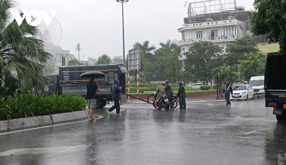 Bão số 3 Quảng Ninh: Đắm tàu ở Cô Tô , CSGT cứu người bị cây đè ở Hạ Long - Ảnh 3.