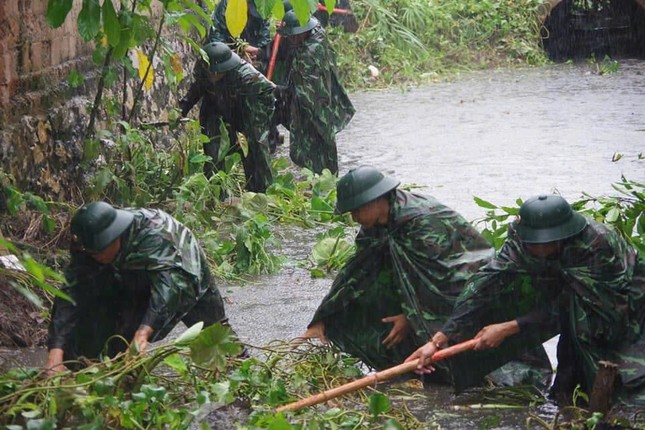 Hơn 500 chiến sĩ bộ đội giúp dân chống ngập lụt do bão số 3 ở Thanh Hóa - Ảnh 5.