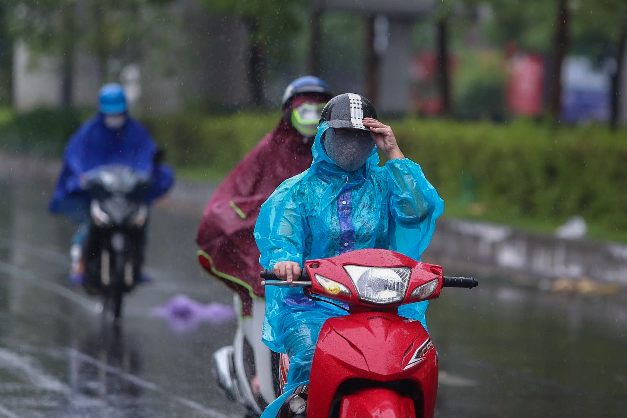 Hà Nội trước khi bão YAGI đổ bộ: Đường phố vắng vẻ, mưa gió tạt mạnh khiến người dân gồng mình chống chọi- Ảnh 17.