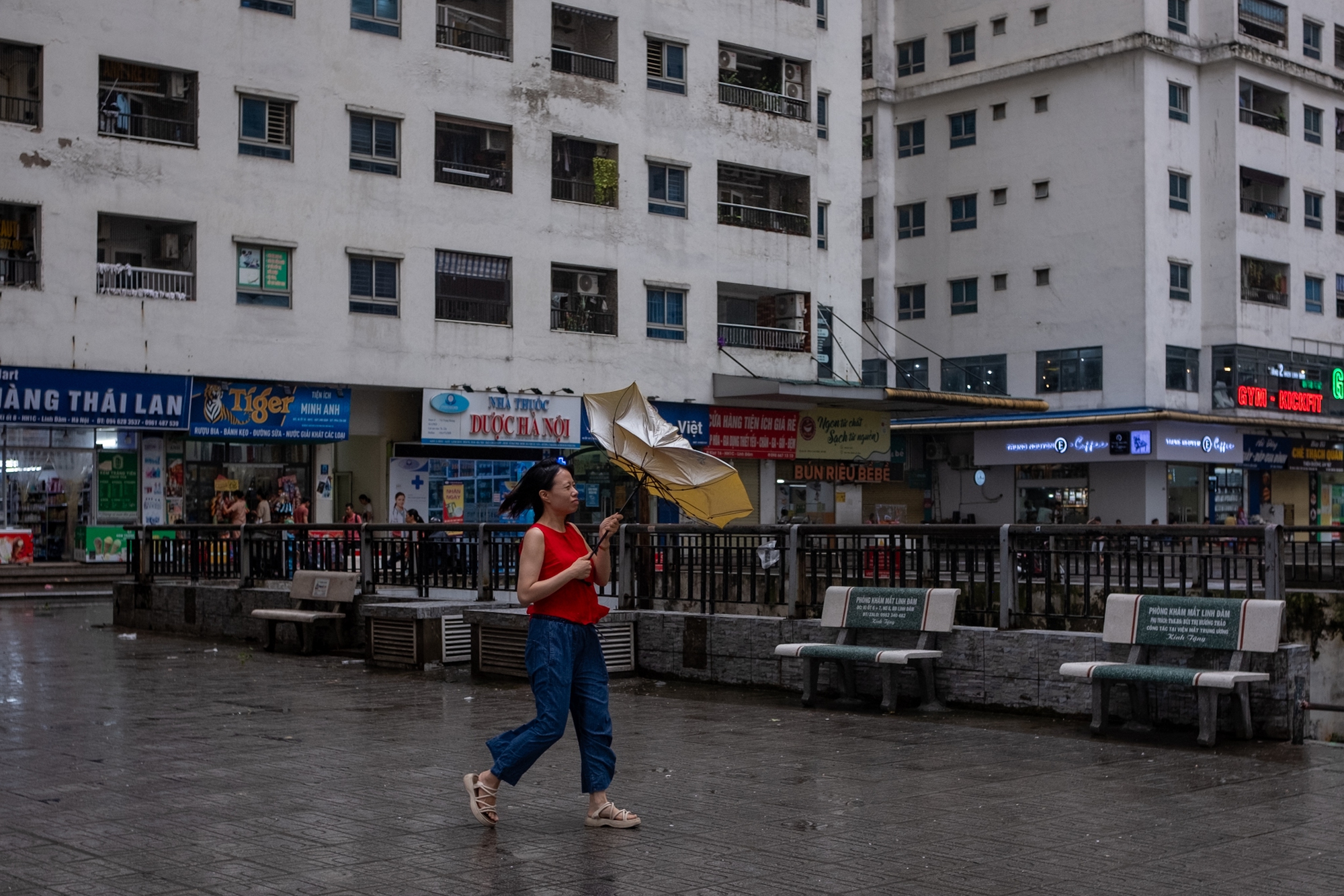 Hà Nội trước khi bão YAGI đổ bộ: Đường phố vắng vẻ, mưa gió tạt mạnh khiến người dân gồng mình chống chọi- Ảnh 14.