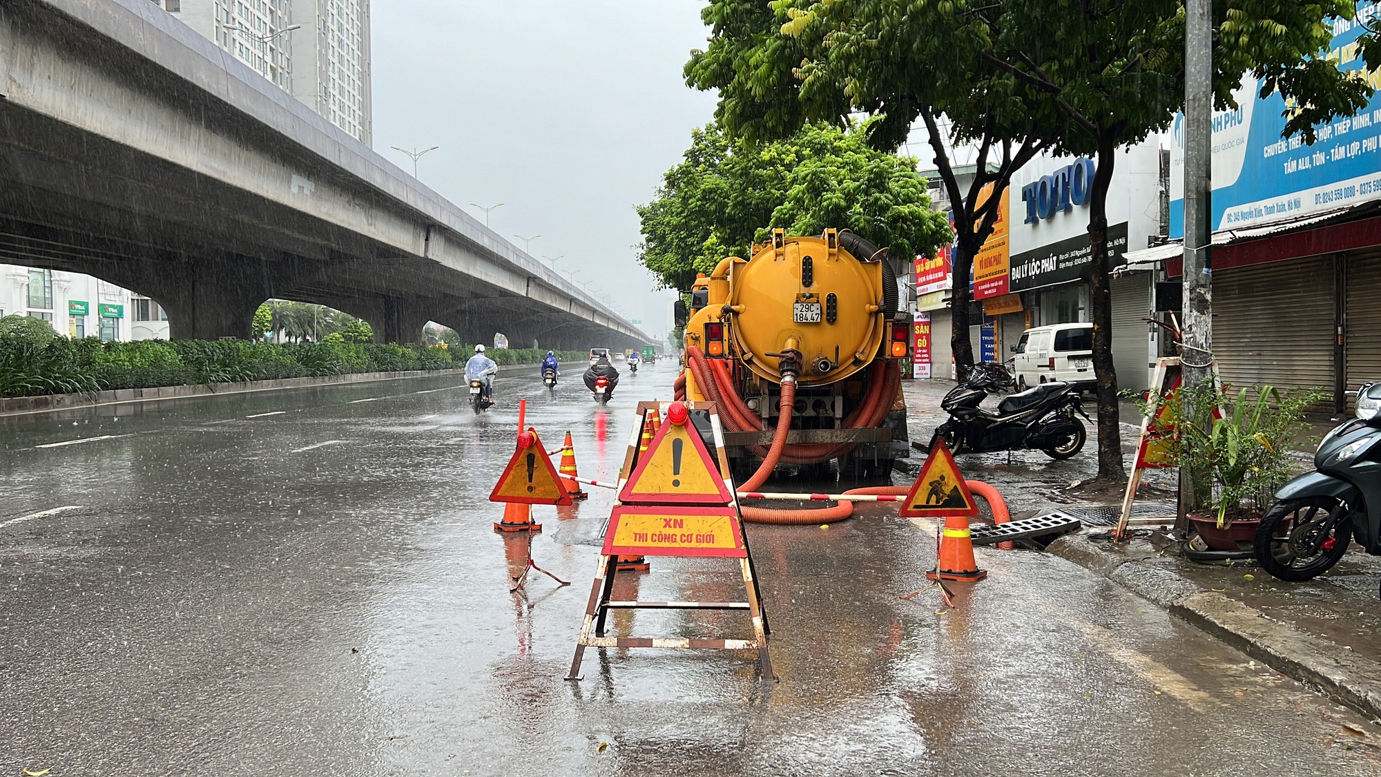 Ảnh hưởng của bão Yagi, Hà Nội bắt đầu mưa to, gió lớn- Ảnh 6.