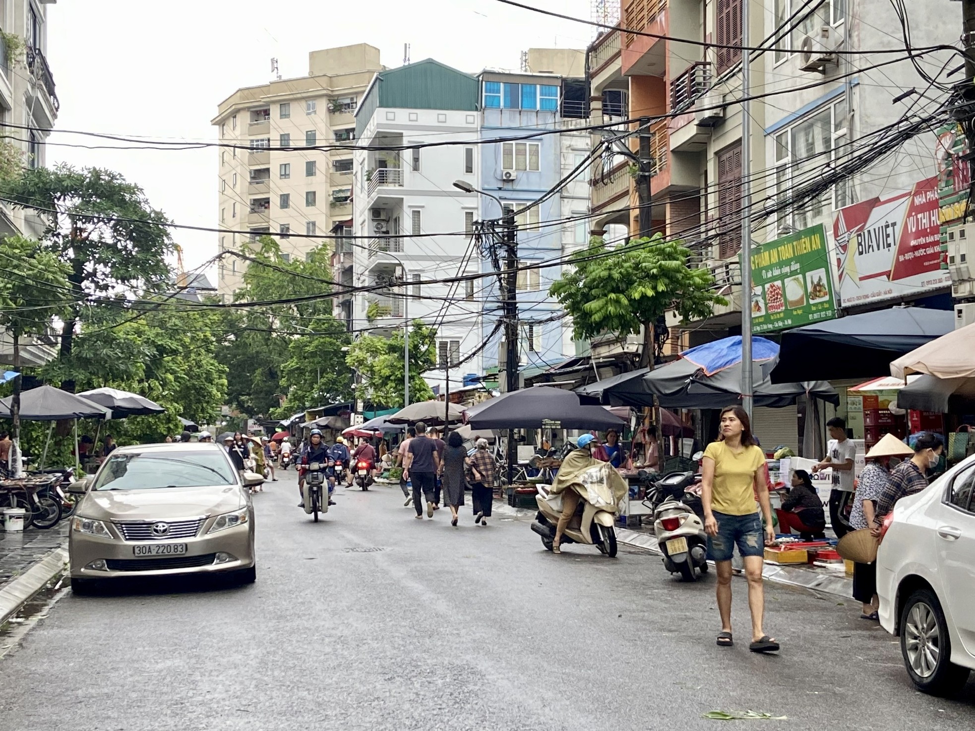 Chợ sớm sau bão: Vắng bóng tiểu thương, rau xanh tăng gấp rưỡi- Ảnh 1.