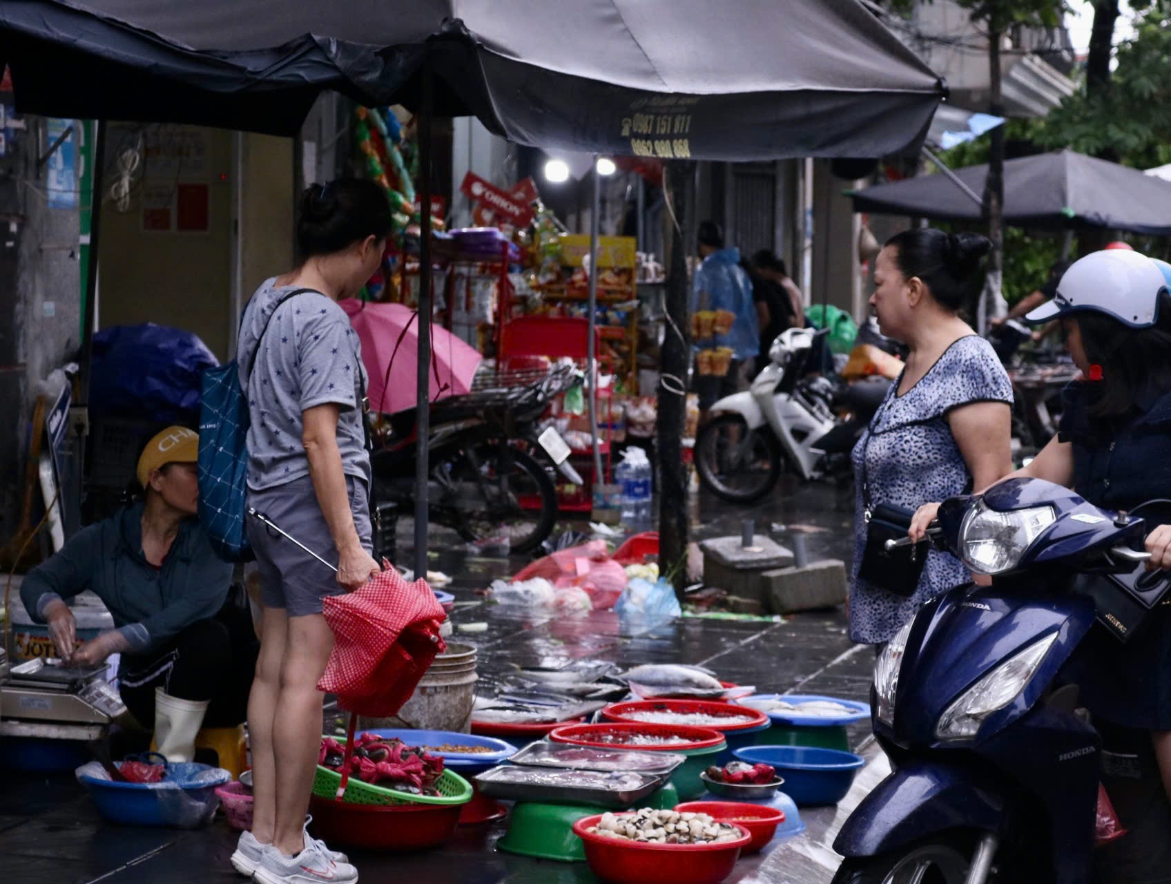 Chợ sớm sau bão: Vắng bóng tiểu thương, rau xanh tăng gấp rưỡi- Ảnh 7.