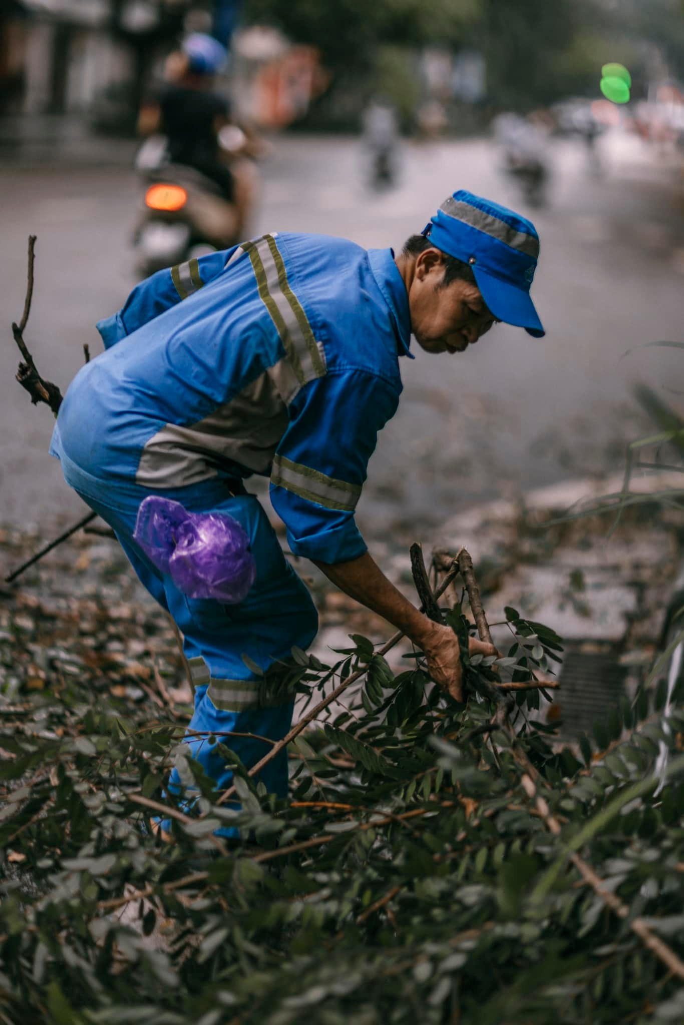 Khoảnh khắc nghỉ ngơi hiếm hoi đầy xúc động của những người thầm lặng “dọn dẹp” cho Hà Nội sau khi bão Yagi đi qua- Ảnh 4.