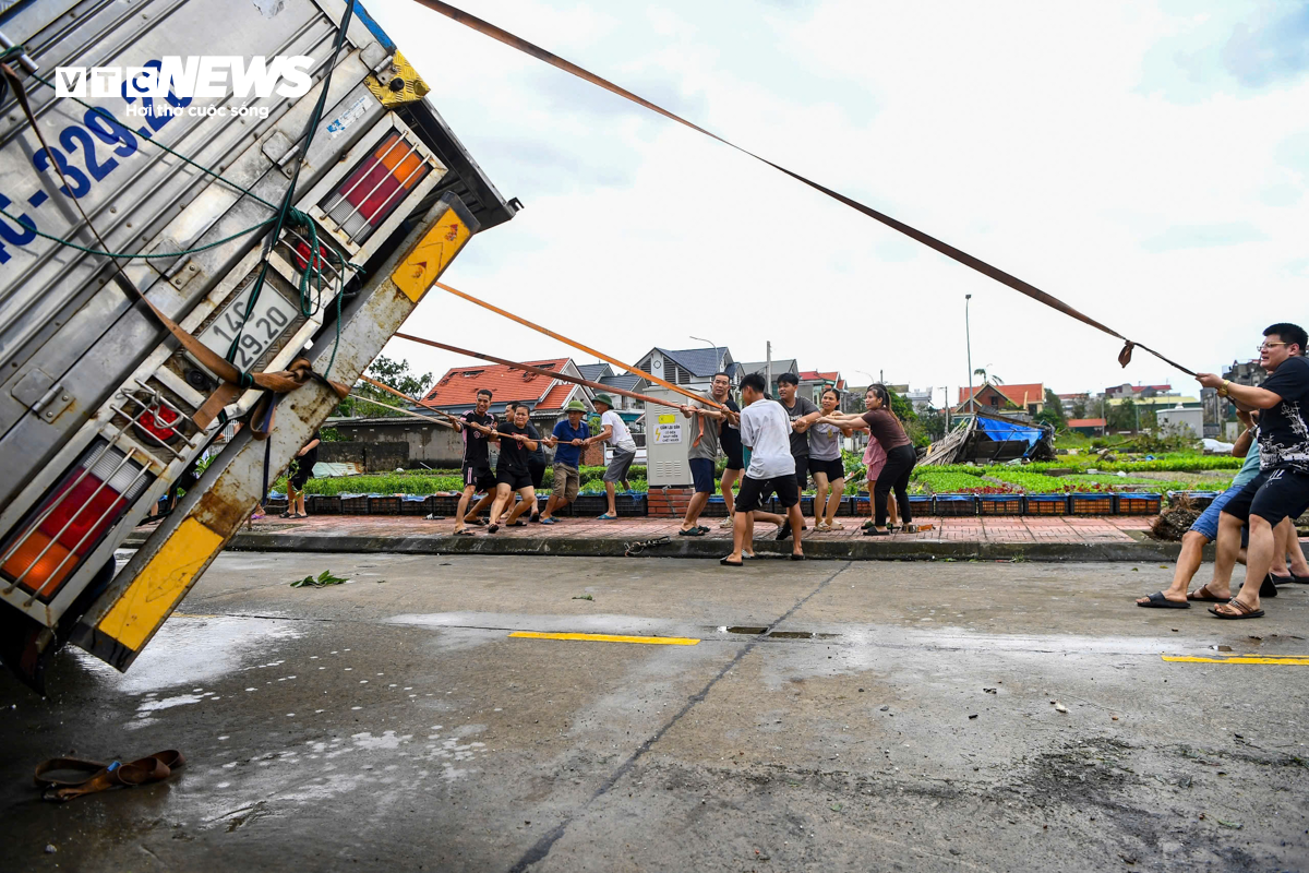 Gia đình ở TP Cẩm Phả thoát chết trong gang tấc khi cột điện đè giữa nhà- Ảnh 19.