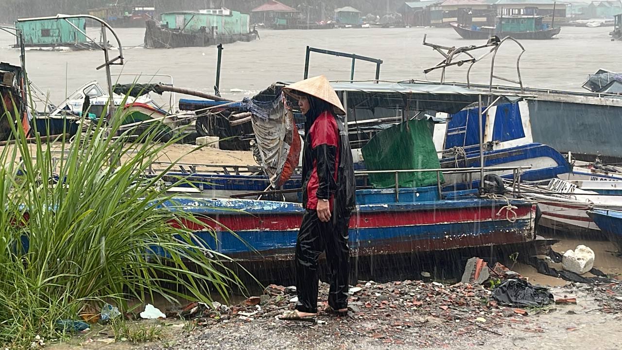 Người mẹ đau đáu nhìn về biển sau cơn bão ở Quảng Ninh: "Giờ tôi không biết con trai và chiếc thuyền đang ở đâu"- Ảnh 4.