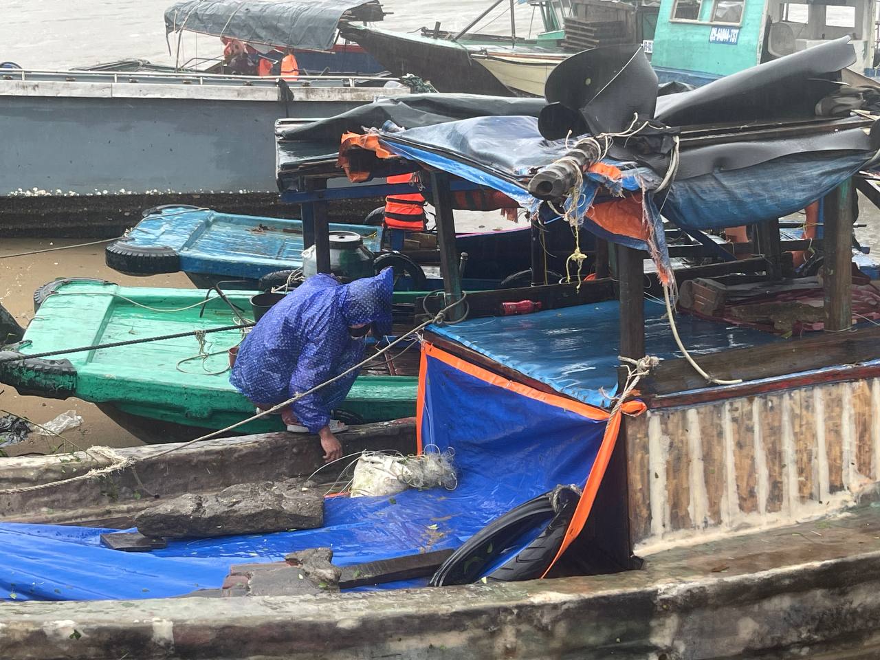 Người mẹ đau đáu nhìn về biển sau cơn bão ở Quảng Ninh: "Giờ tôi không biết con trai và chiếc thuyền đang ở đâu"- Ảnh 1.