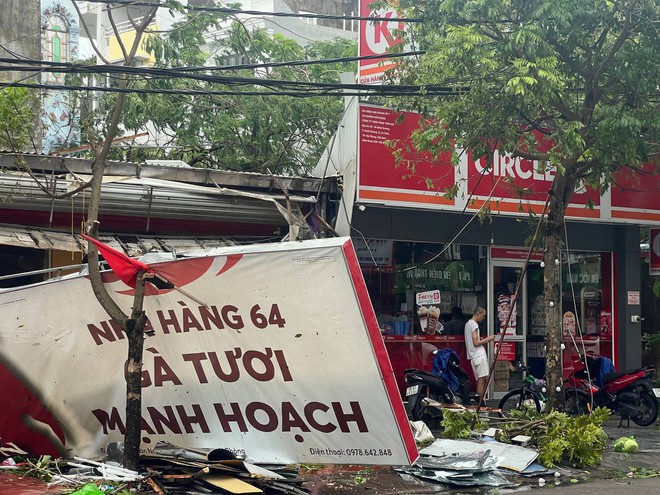 Người đàn ông bật khóc trong căn nhà bị bão YAGI càn quét trơ khung, hàng xóm xót xa: "Anh ấy cứ đứng ở giữa này khóc thôi, vì không biết làm như nào cả"- Ảnh 2.