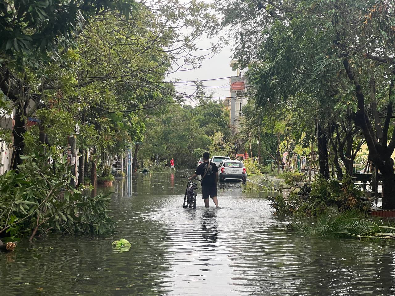 Người đàn ông bật khóc trong căn nhà bị bão YAGI càn quét trơ khung, hàng xóm xót xa: "Anh ấy cứ đứng ở giữa này khóc thôi, vì không biết làm như nào cả"- Ảnh 4.