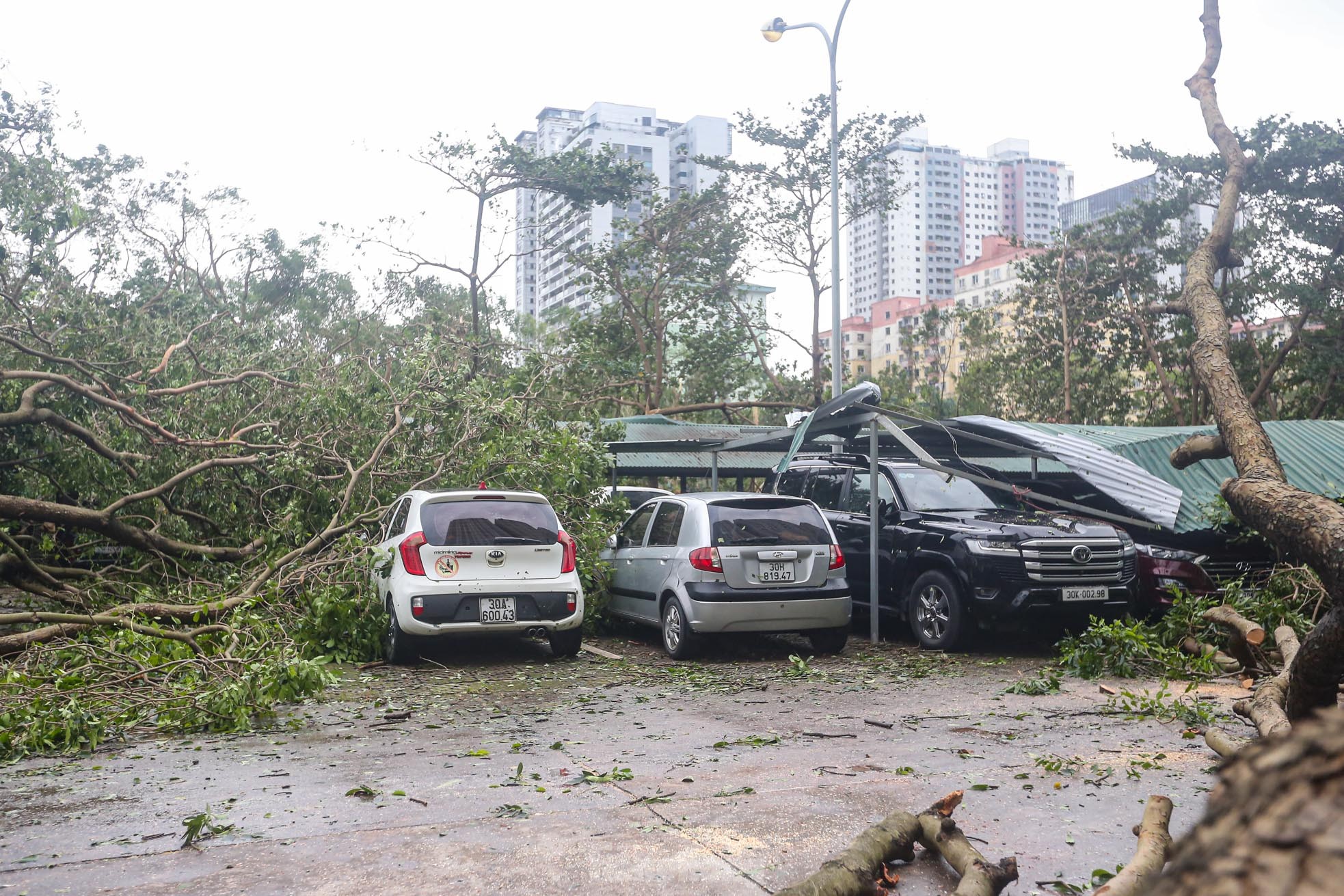 Khu đô thị đông dân nhất Thủ đô tan hoang sau bão Yagi, 'có nhà nhưng không có lối vào'- Ảnh 26.