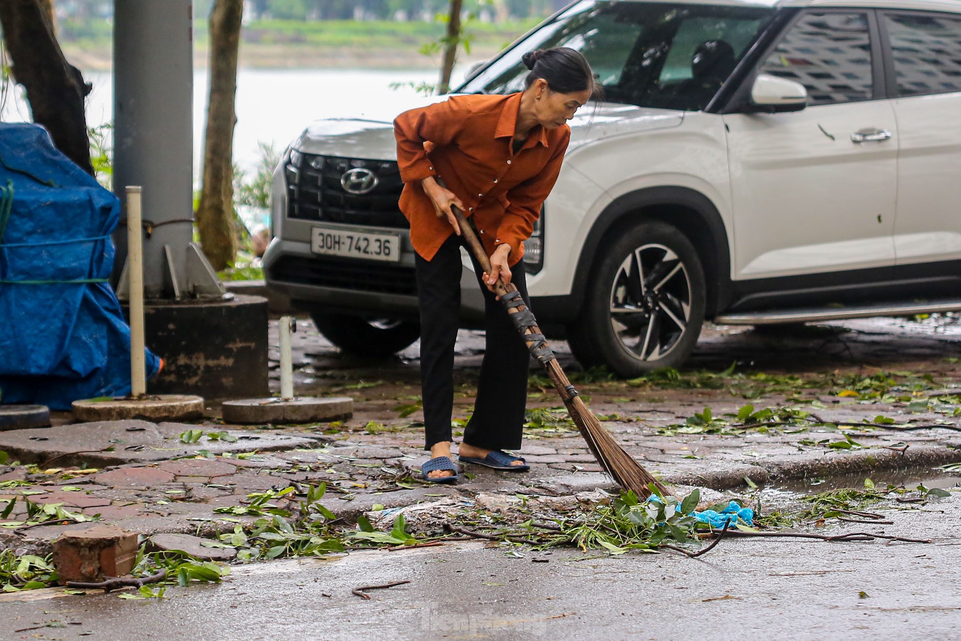 Khu đô thị đông dân nhất Thủ đô tan hoang sau bão Yagi, 'có nhà nhưng không có lối vào'- Ảnh 17.