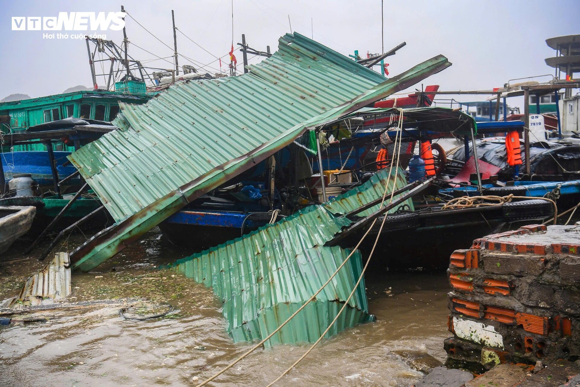 Dân Quảng Ninh kể lại phút kinh hoàng bão Yagi quét qua 'mái tôn ầm ập bay như diều'- Ảnh 9.