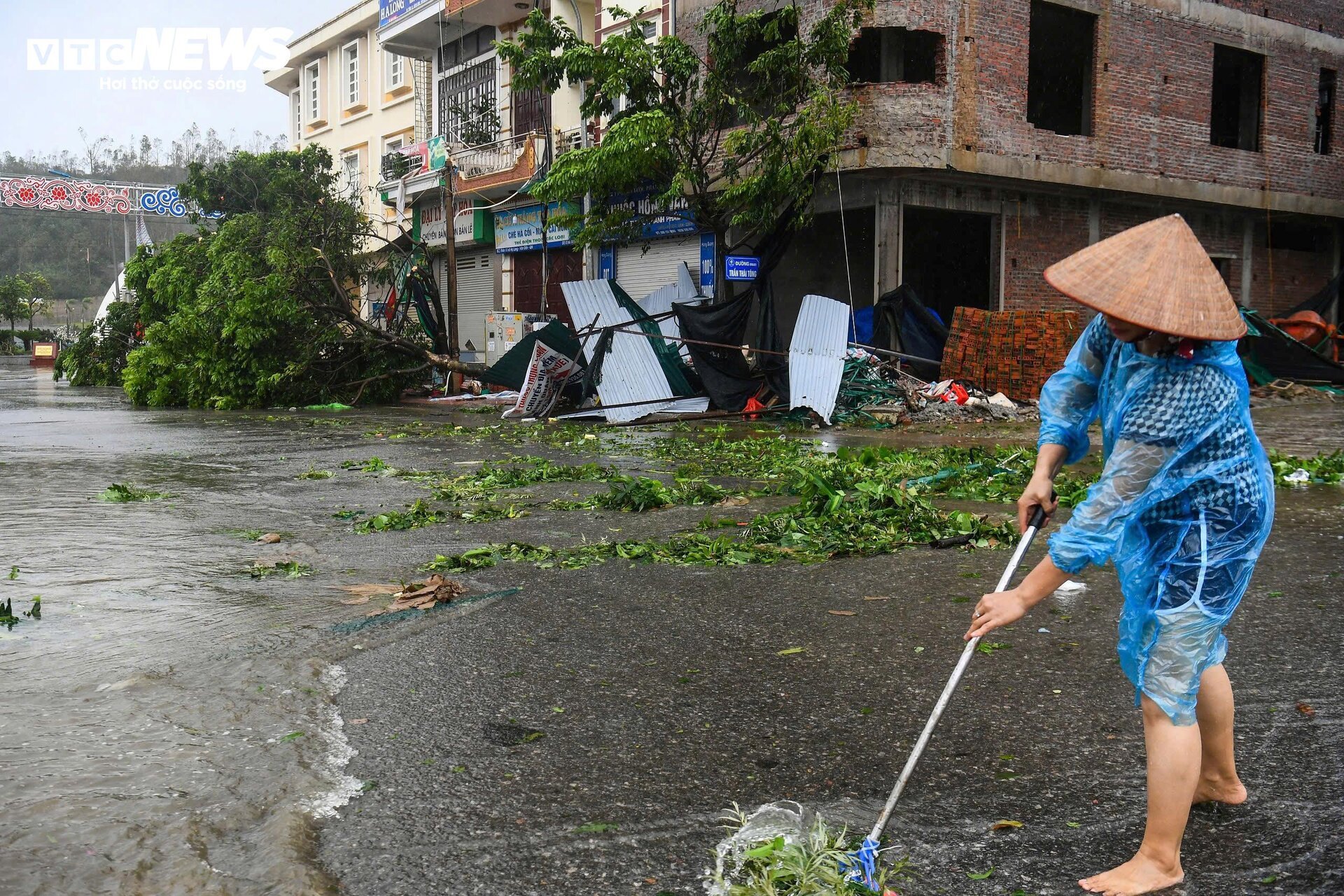 Dân Quảng Ninh kể lại phút kinh hoàng bão Yagi quét qua 'mái tôn ầm ập bay như diều'- Ảnh 7.