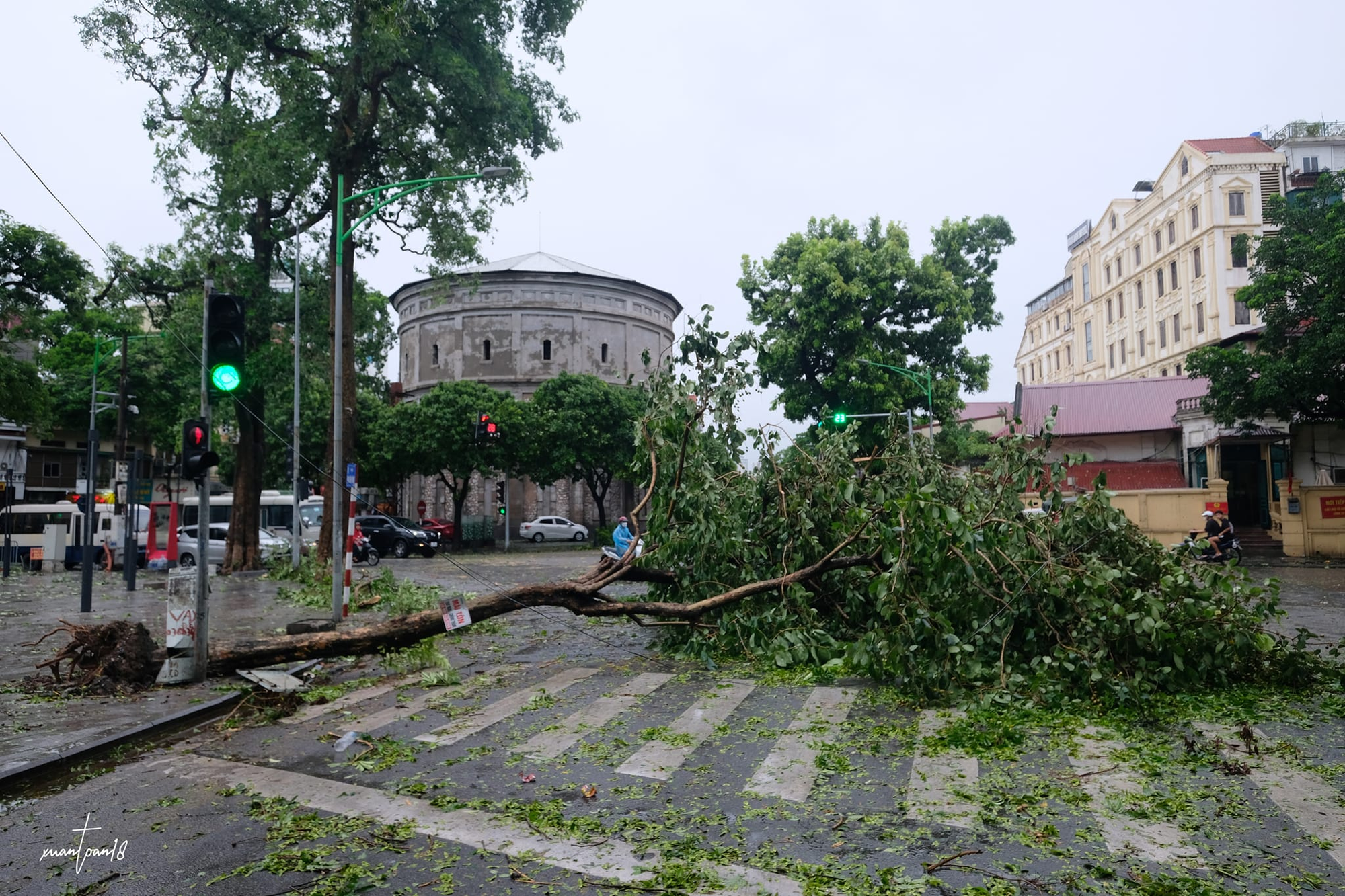 Con đường của những "nàng thơ" ở Hà Nội tan hoang sau bão Yagi - Ảnh 24.