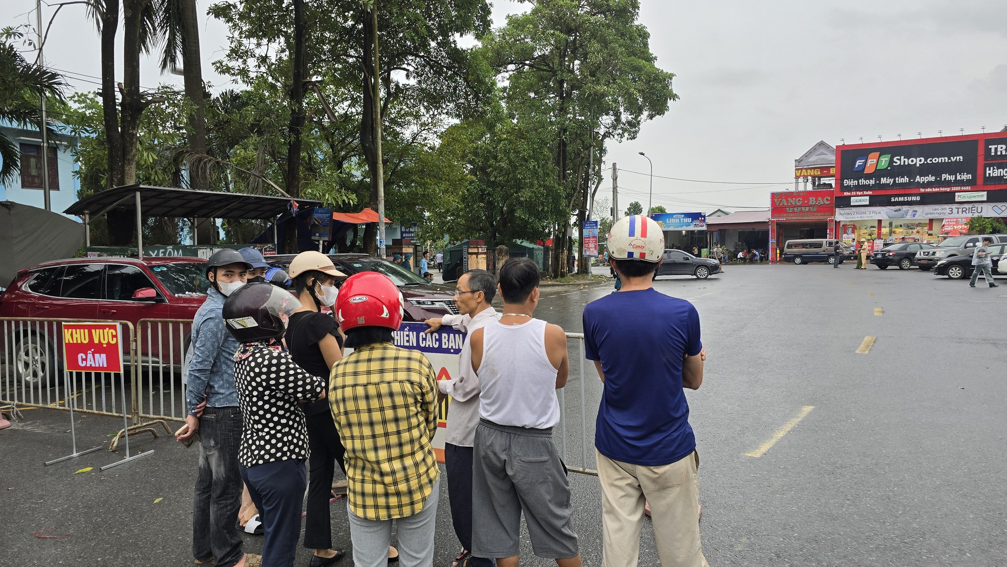 Người vợ trẻ khóc nức nở ngóng tin chồng sau vụ sập cầu Phong Châu: 