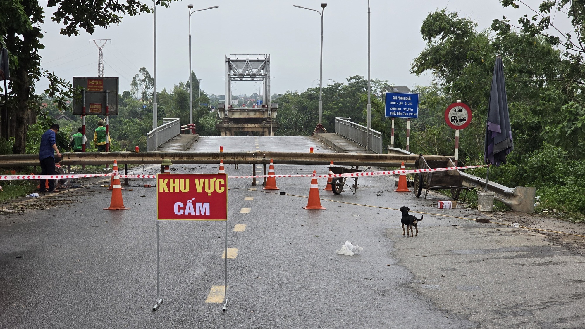 Người vợ trẻ khóc nức nở ngóng tin chồng sau vụ sập cầu Phong Châu: 