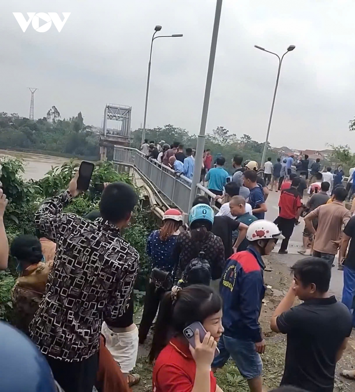 2 Nhịp cầu Phong Châu sập xuống sông Hồng , giao thông đình trệ - Ảnh 2.