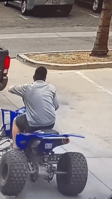 Định lái chiếc xe ATV để tẩu thoát, vài giây sau tên trộm đã phải trả giá: Video hiện trường gây sốc- Ảnh 1. Định lái chiếc xe ATV để tẩu thoát, vài giây sau tên trộm đã phải trả giá: Video hiện trường gây sốc- Ảnh 1.