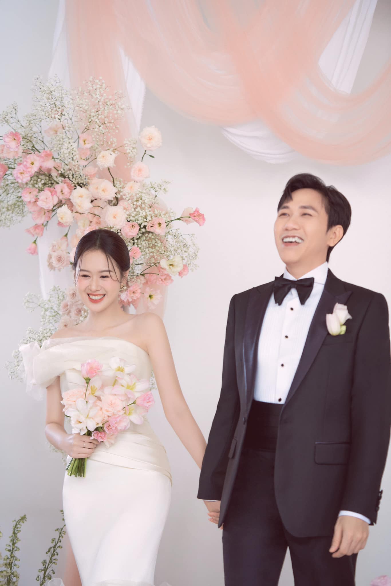 Bị hỏi về cuộc sống vợ chồng son, Anh Đức nói bà xã: “Em đừng nói không đúng sự thật như vậy” - Ảnh 1.