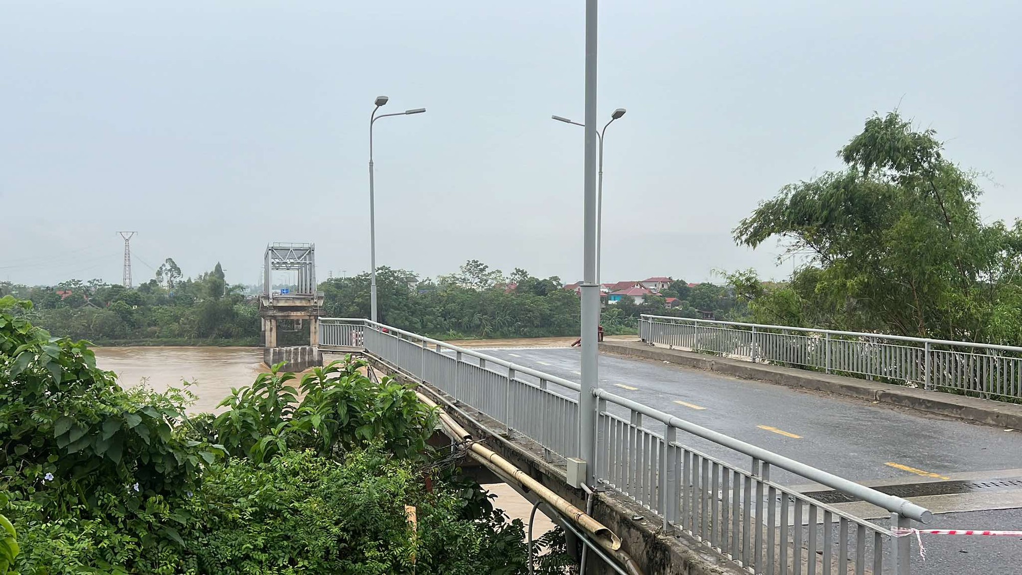 Sập cầu Phong Ch&acirc;u bắc qua s&ocirc;ng Hồng: Đ&atilde; cứu hộ được 3 người- Ảnh 1.