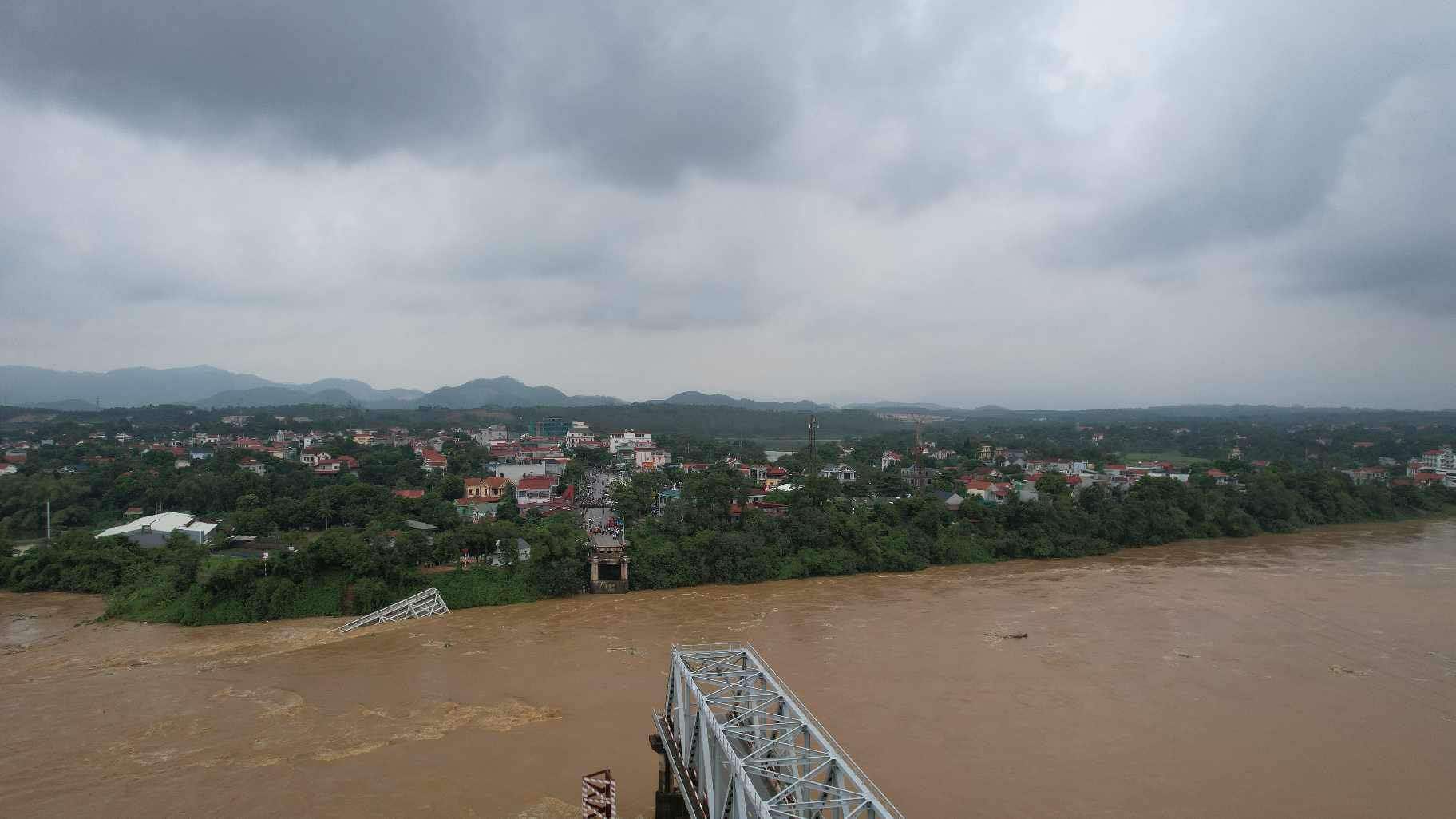 Sập cầu Phong Châu bắc qua sông Hồng: Đã cứu được 3 người- Ảnh 2.