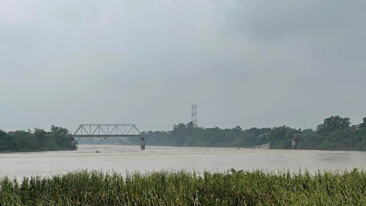 2 Nhịp cầu Phong Châu sập xuống sông Hồng , giao thông đình trệ - Ảnh 7.