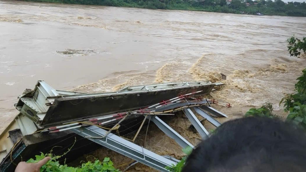 2 Nhịp cầu Phong Châu sập xuống sông Hồng , giao thông đình trệ - Ảnh 6.