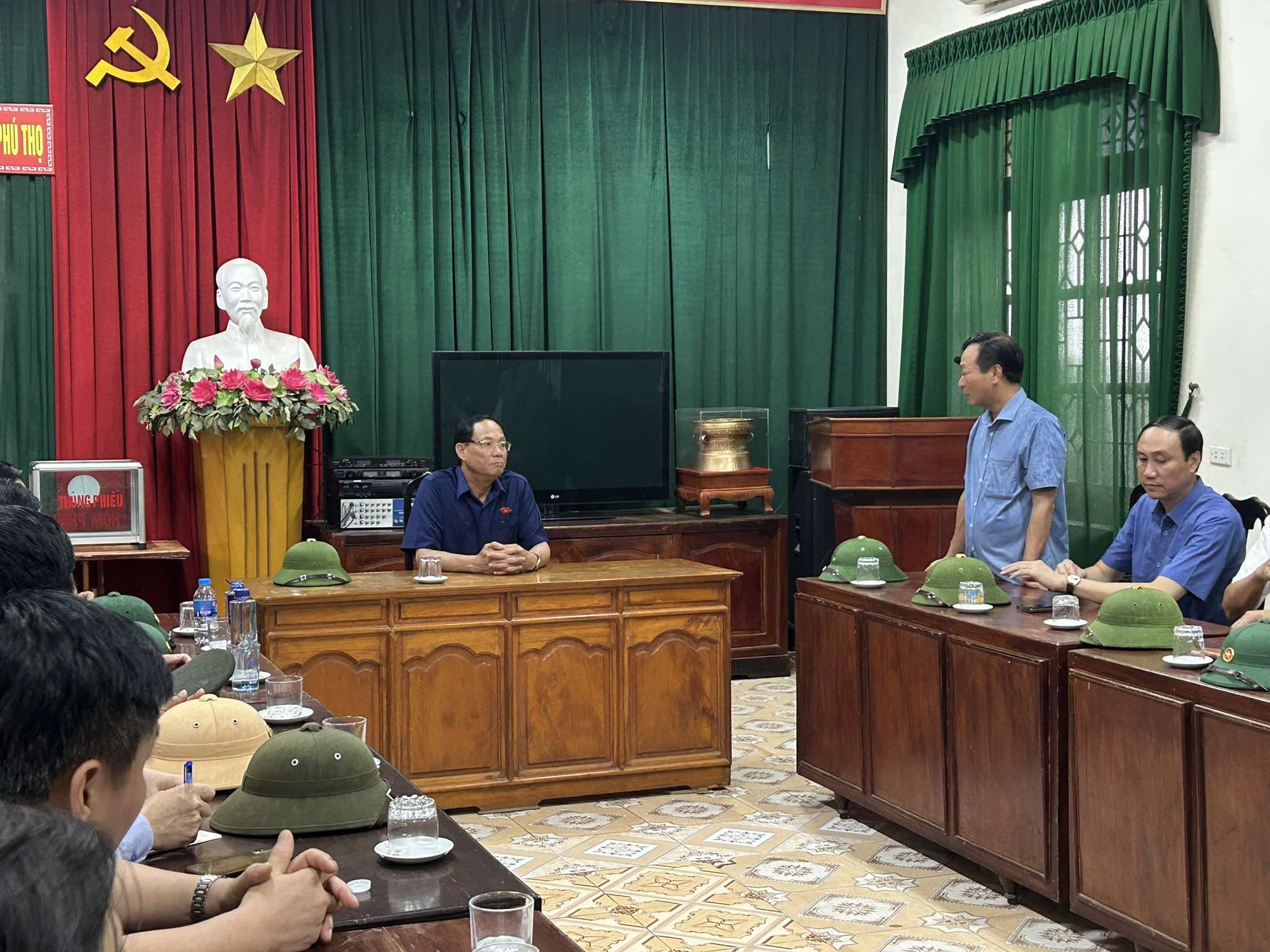 Sập cầu Phong Ch&acirc;u bắc qua s&ocirc;ng Hồng: 5 &ocirc;t&ocirc;, 4 xe m&aacute;y v&agrave; 9 người bị cuốn tr&ocirc;i- Ảnh 1.