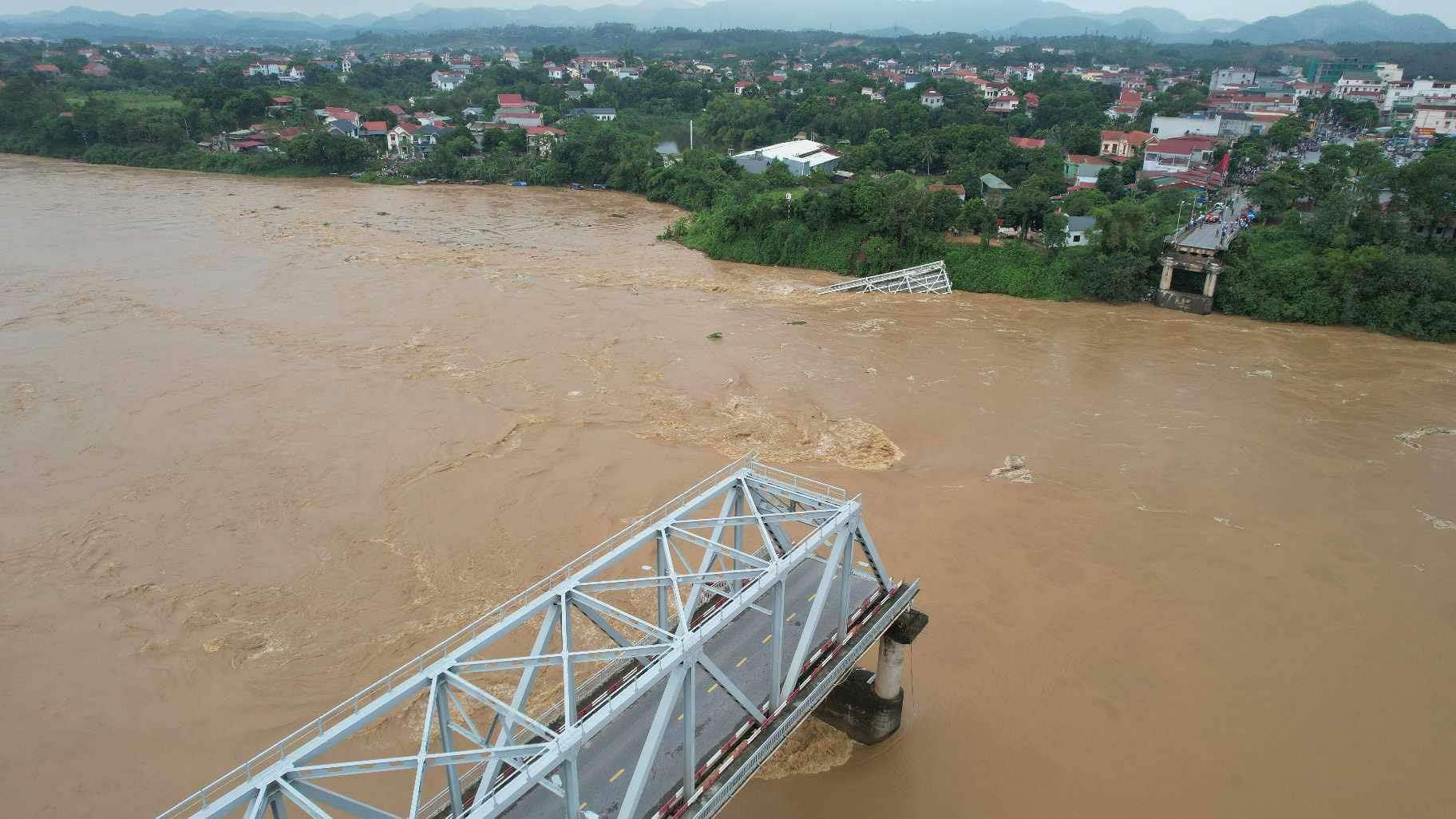 Sập cầu Phong Ch&acirc;u bắc qua s&ocirc;ng Hồng: Đ&atilde; cứu được 3 người- Ảnh 3.