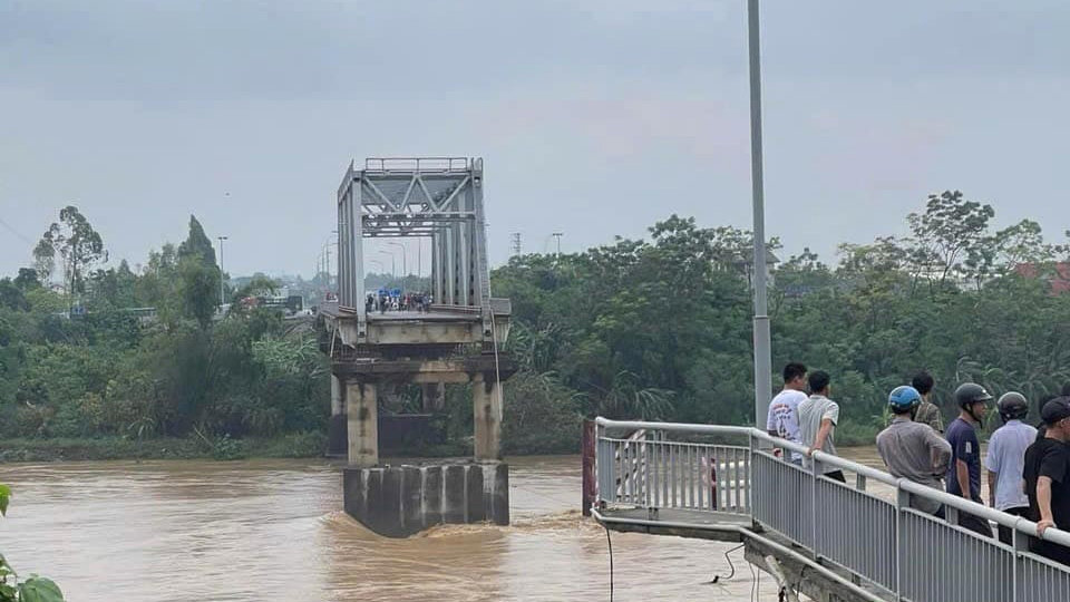 2 Nhịp cầu Phong Châu sập xuống sông Hồng , giao thông đình trệ - Ảnh 5.