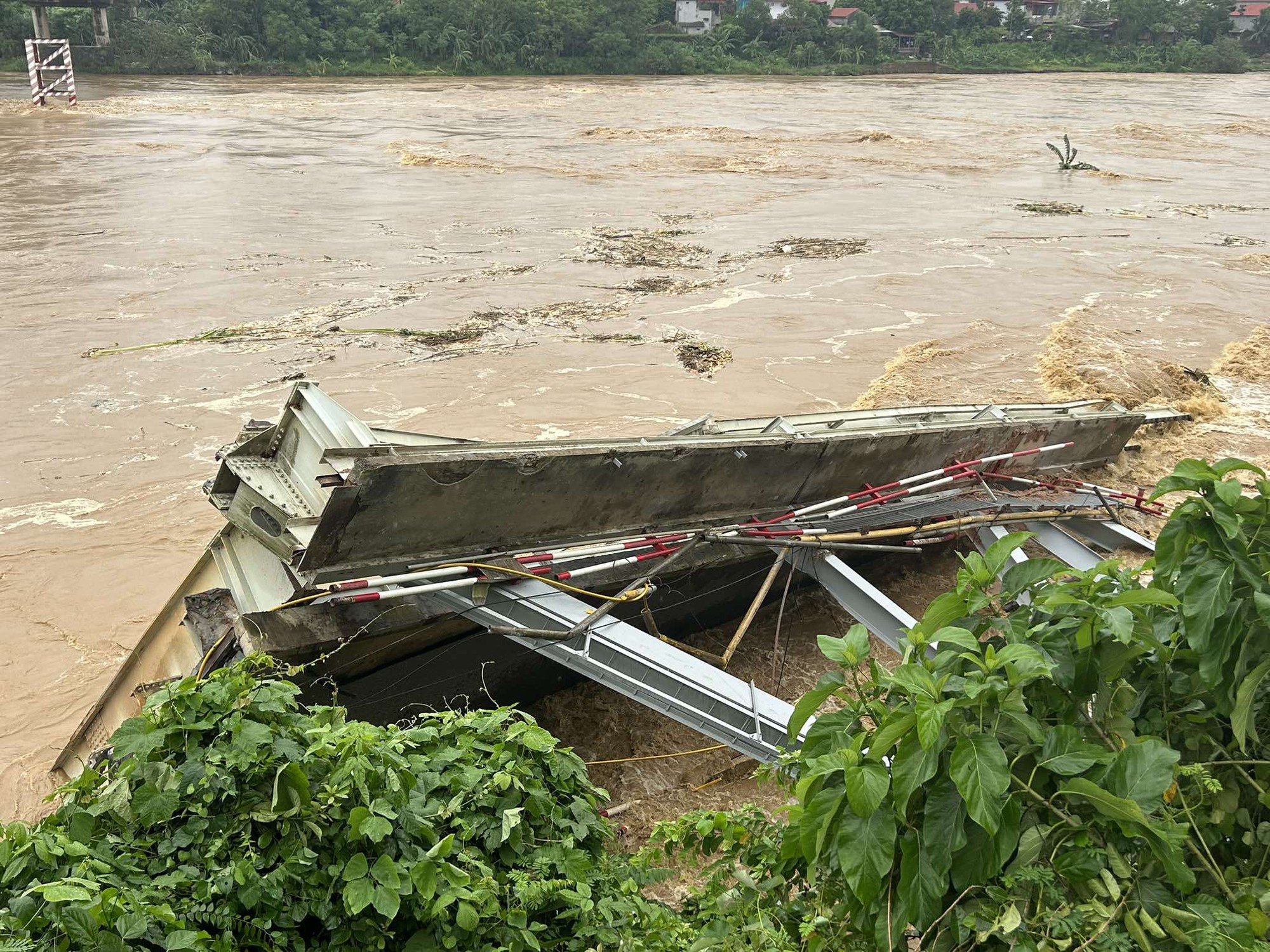 Sập cầu Phong Ch&acirc;u bắc qua s&ocirc;ng Hồng: Đ&atilde; cứu hộ được 3 người- Ảnh 4.