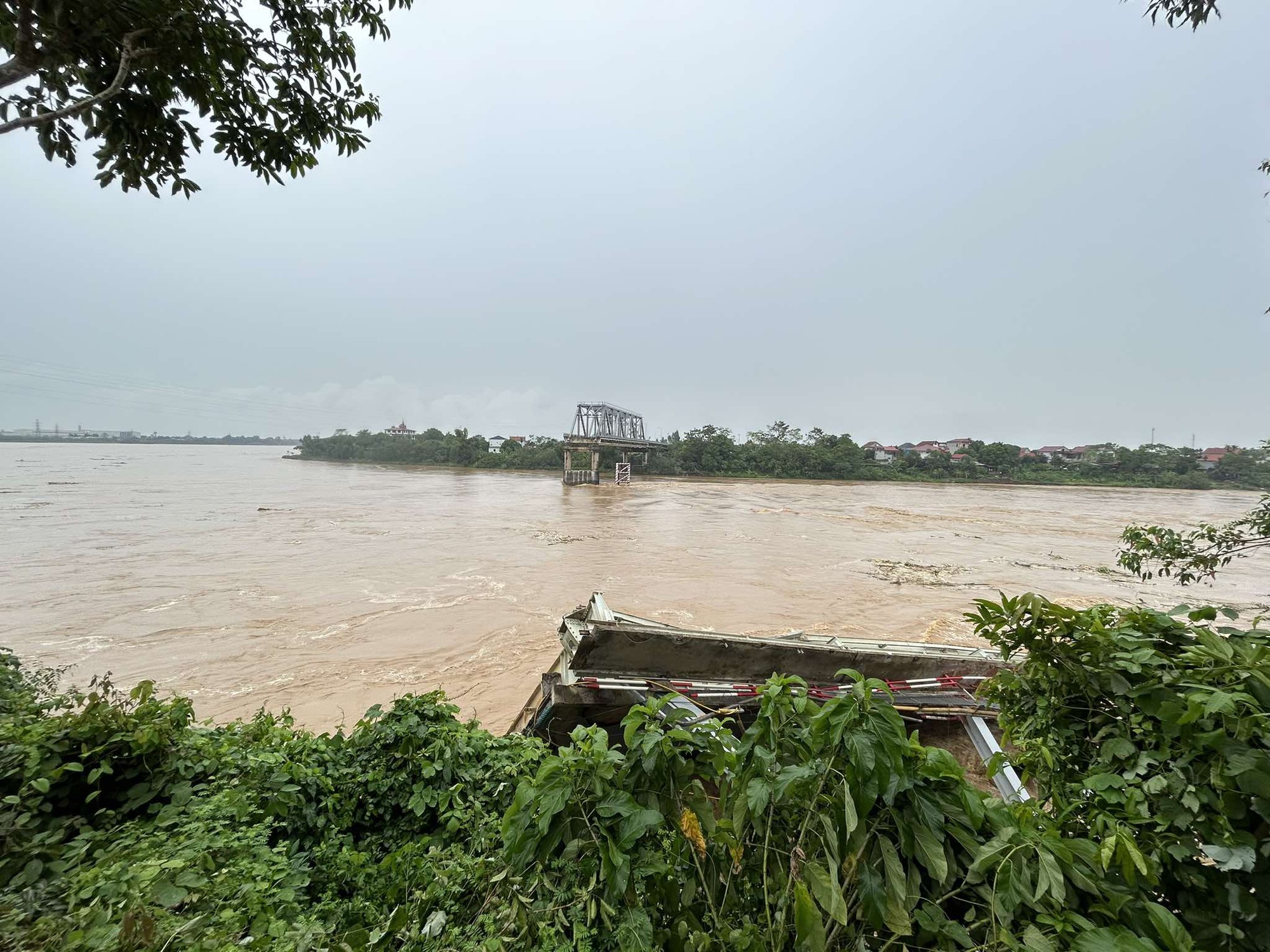 Sập cầu Phong Ch&acirc;u bắc qua s&ocirc;ng Hồng: Đ&atilde; cứu hộ được 3 người- Ảnh 3.