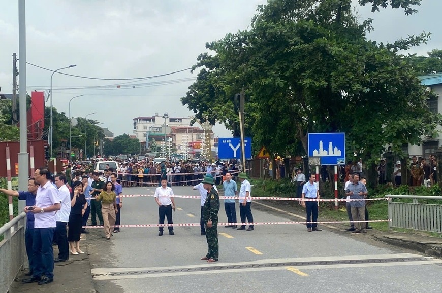 Sập cầu Phong Châu (Phú Thọ), nhiều phương tiện rơi xuống sông- Ảnh 4. Sập cầu Phong Châu (Phú Thọ), nhiều phương tiện rơi xuống sông- Ảnh 4.