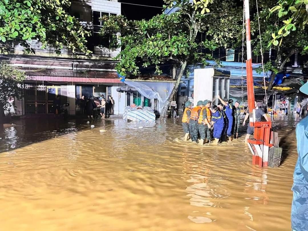 Y&ecirc;n B&aacute;i: Nước tiếp tục d&acirc;ng cao dự kiến th&ecirc;m 30cm, cảnh b&aacute;o cấp độ rủi ro thi&ecirc;n tai do lũ cấp 3 - Ảnh 1.