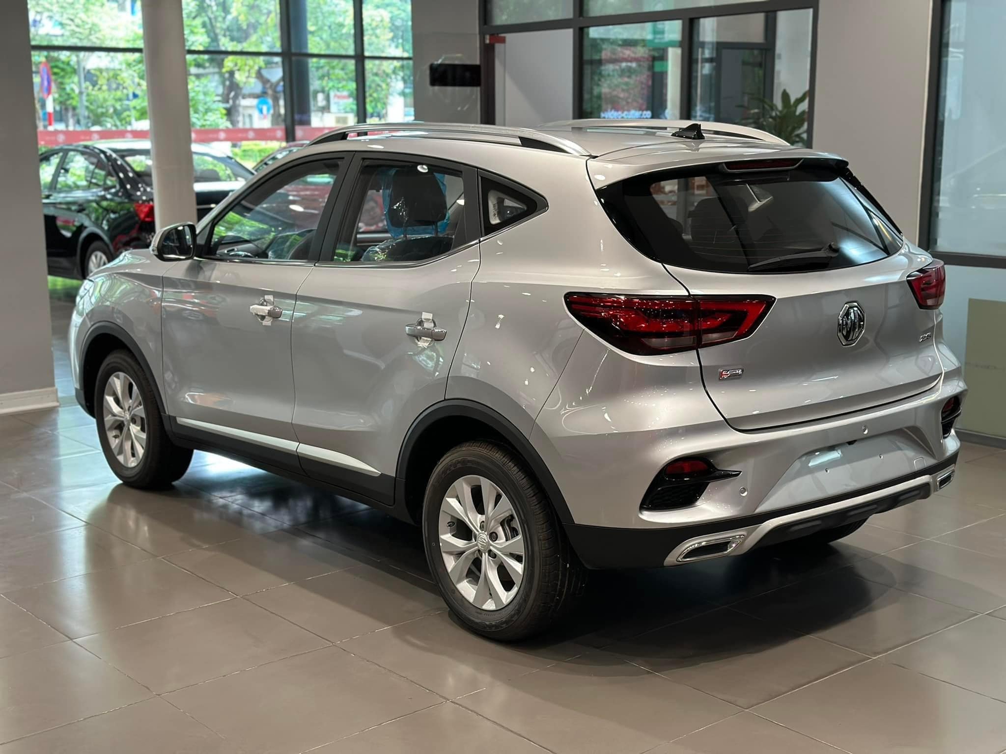 MG ZS giảm sốc 200 triệu tại đại lý: SUV hạng B nhưng giá rẻ ngang Raize, Sonet- Ảnh 5. MG ZS giảm sốc 200 triệu tại đại lý: SUV hạng B nhưng giá rẻ ngang Raize, Sonet- Ảnh 5.