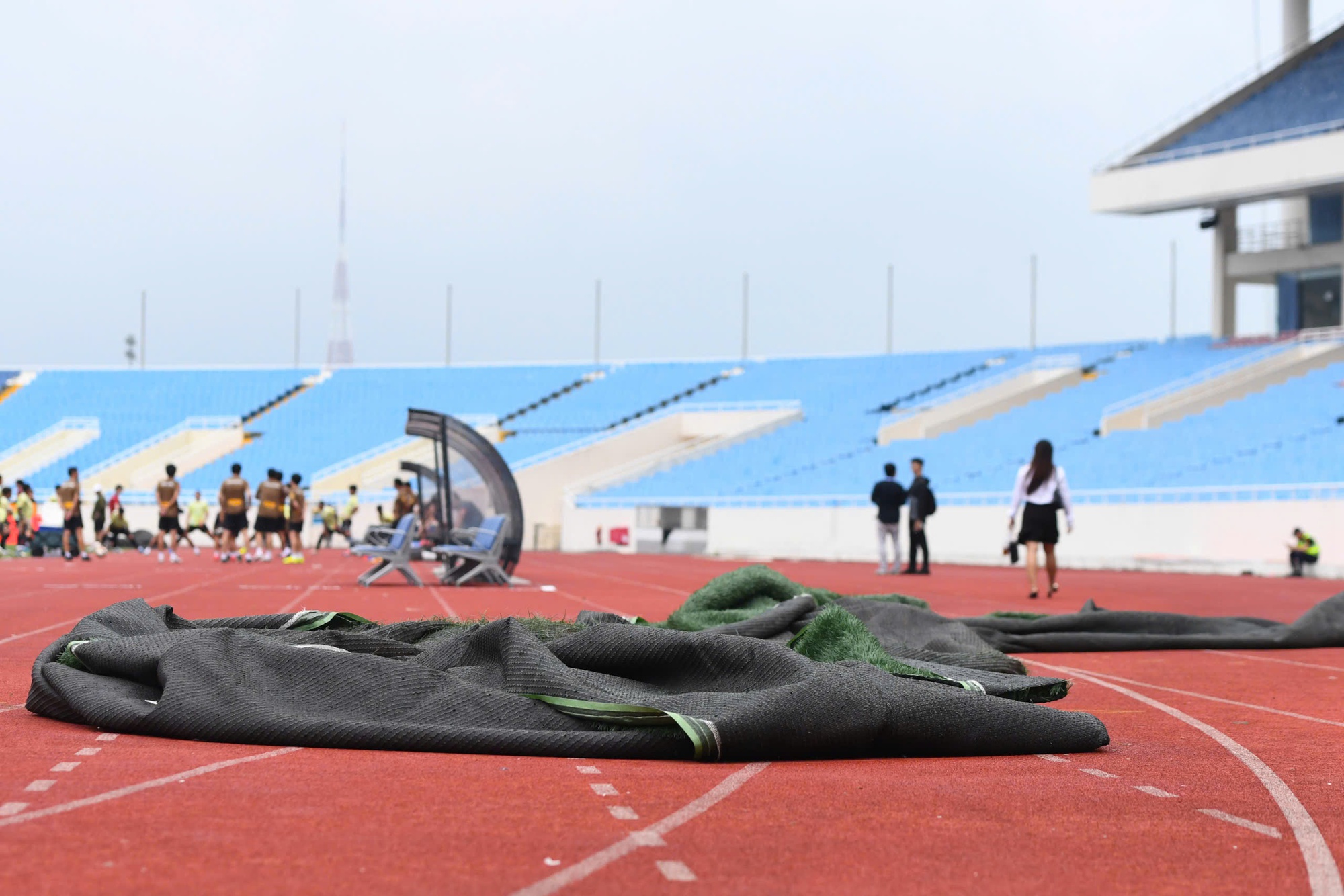 S&acirc;n Mỹ Đ&igrave;nh tan hoang do b&atilde;o, c&acirc;y nằm la liệt d&ugrave; chỉ c&ograve;n một ng&agrave;y nữa đội tuyển Việt Nam đấu Th&aacute;i Lan - Ảnh 7.