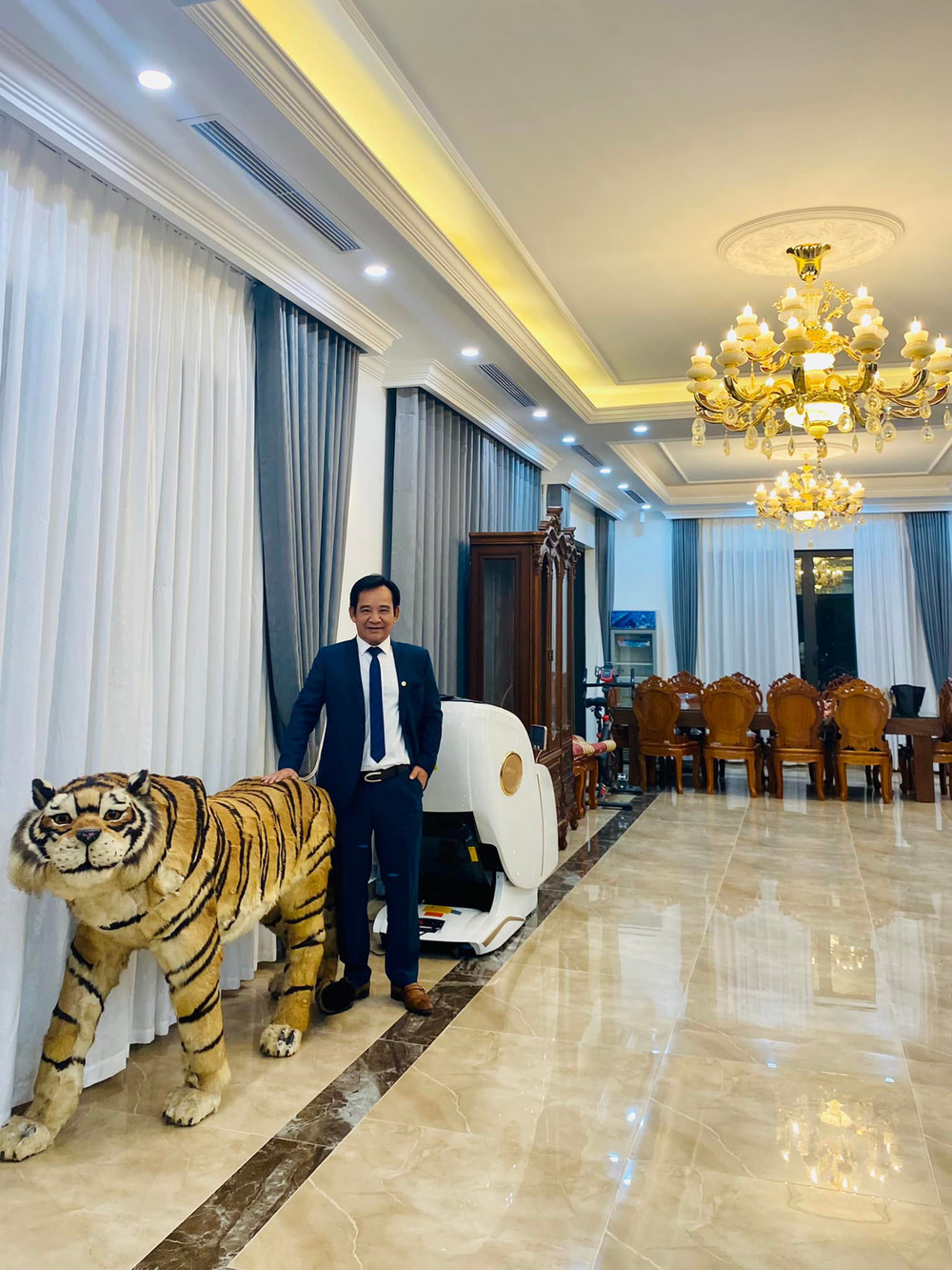 Căn biệt thự to, đẹp như lâu đài của NSƯT Quang Tèo: Được khán giả ủng hộ từ viên gạch, bê tông, nội thất... - Ảnh 8. Căn biệt thự to, đẹp như lâu đài của NSƯT Quang Tèo: Được khán giả ủng hộ từ viên gạch, bê tông, nội thất... - Ảnh 8.