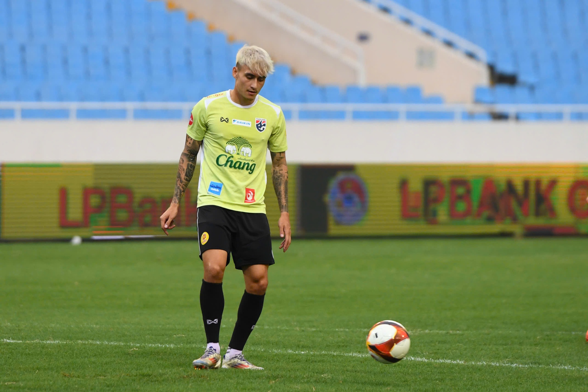 S&acirc;n Mỹ Đ&igrave;nh tan hoang do b&atilde;o, c&acirc;y nằm la liệt d&ugrave; chỉ c&ograve;n một ng&agrave;y nữa đội tuyển Việt Nam đấu Th&aacute;i Lan - Ảnh 9.