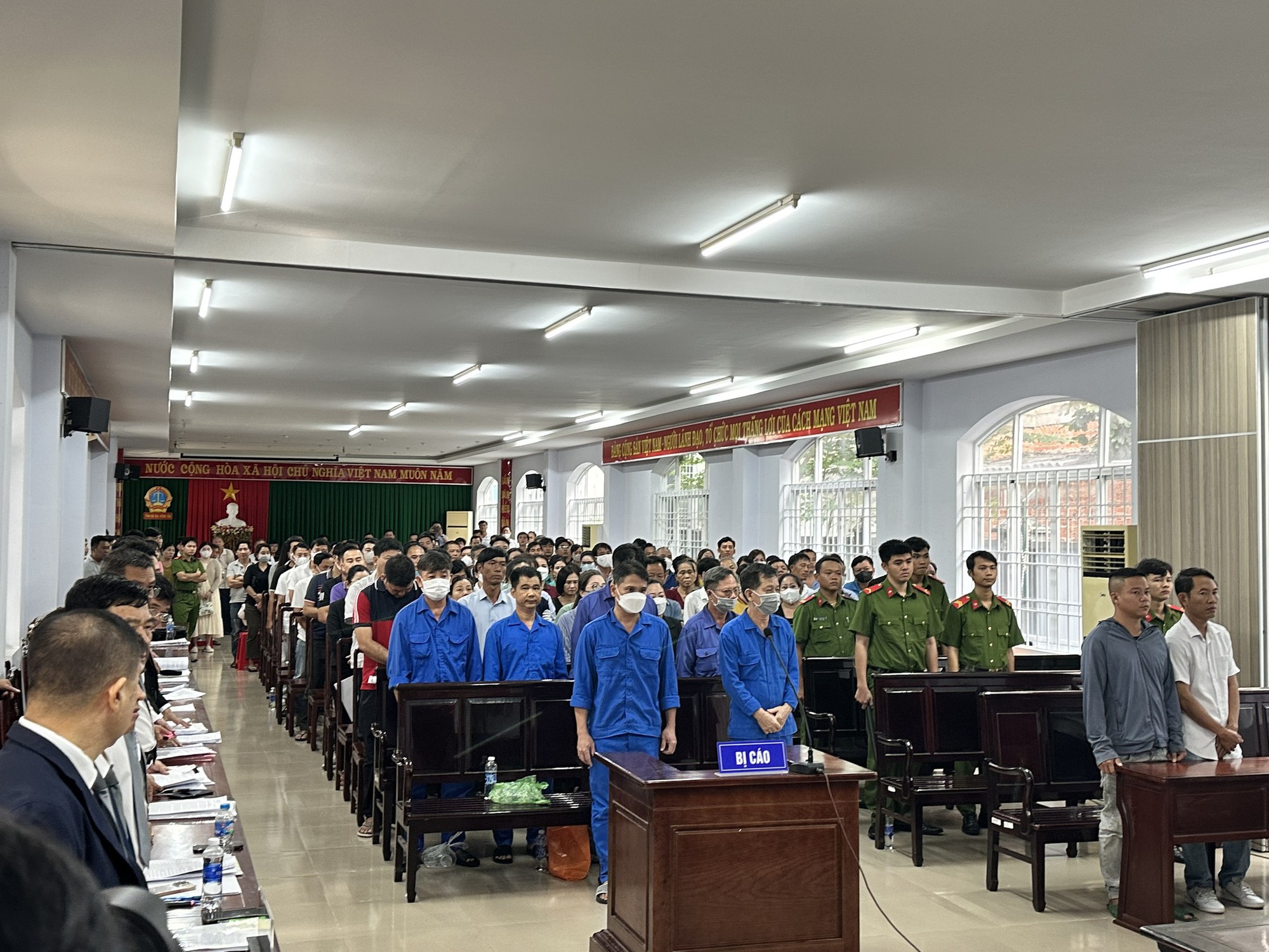 Hõan xét xử 7 thanh tra giao thông nhận tiền bảo kê hơn 5 tỉ đồng - Ảnh 1. Hõan xét xử 7 thanh tra giao thông nhận tiền bảo kê hơn 5 tỉ đồng - Ảnh 1.