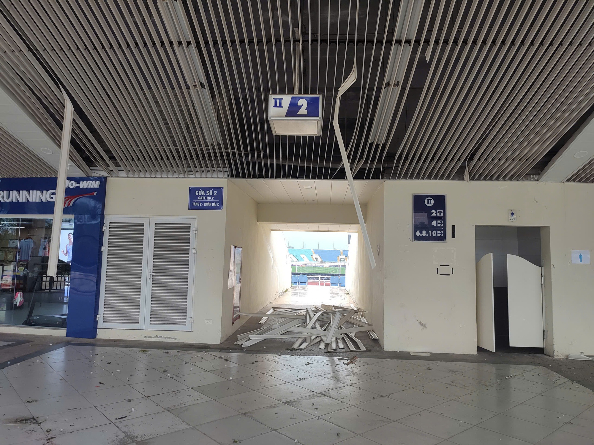 S&acirc;n Mỹ Đ&igrave;nh tan hoang do b&atilde;o, c&acirc;y nằm la liệt d&ugrave; chỉ c&ograve;n một ng&agrave;y nữa đội tuyển Việt Nam đấu Th&aacute;i Lan - Ảnh 4.