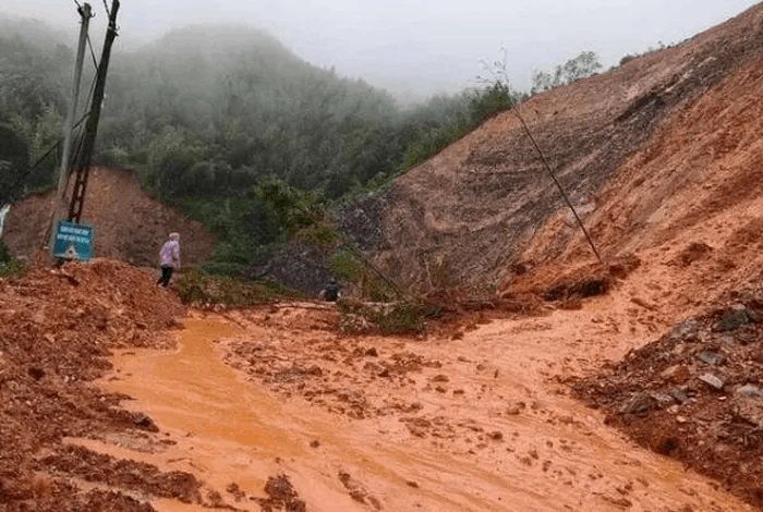 Sạt lở vùi lấp ô tô Tại Cao Bằng , 2 người tử vong - Ảnh 1. Sạt lở vùi lấp ô tô Tại Cao Bằng , 2 người tử vong - Ảnh 1.