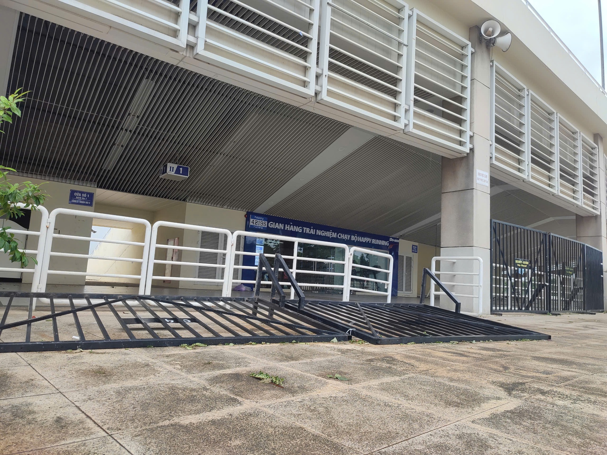 S&acirc;n Mỹ Đ&igrave;nh tan hoang do b&atilde;o, c&acirc;y nằm la liệt d&ugrave; chỉ c&ograve;n một ng&agrave;y nữa đội tuyển Việt Nam đấu Th&aacute;i Lan - Ảnh 5.