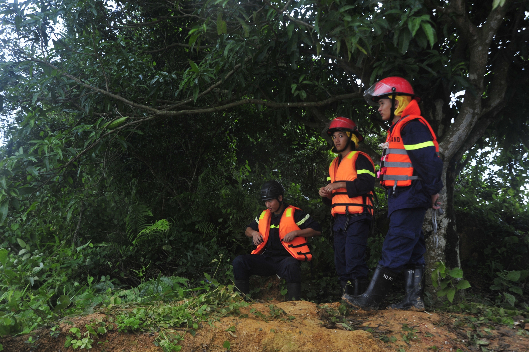 Lực lượng cứu hộ cứu nạn đang c&oacute; mặt