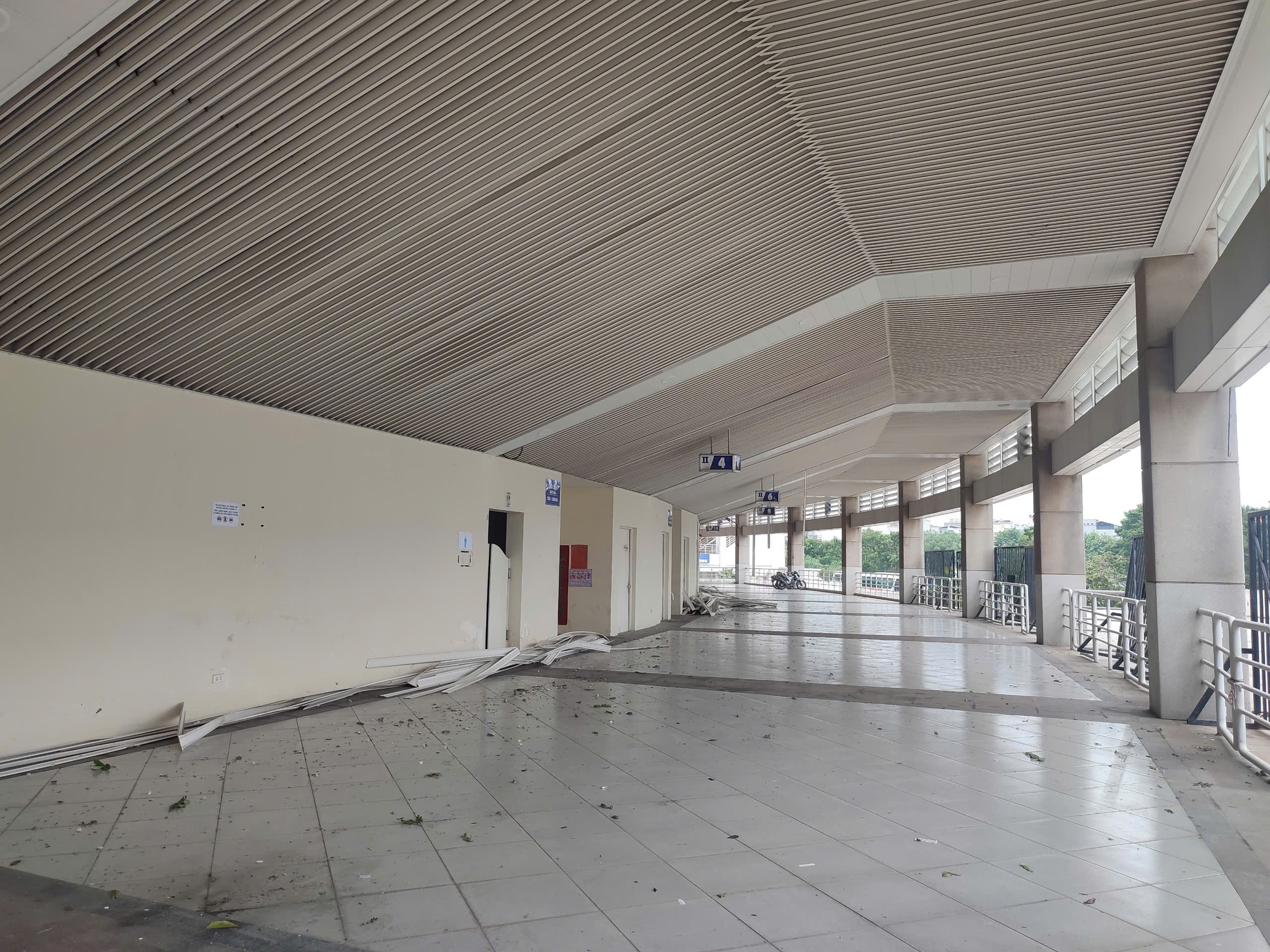 S&acirc;n Mỹ Đ&igrave;nh tan hoang do b&atilde;o, c&acirc;y nằm la liệt d&ugrave; chỉ c&ograve;n một ng&agrave;y nữa đội tuyển Việt Nam đấu Th&aacute;i Lan - Ảnh 3.