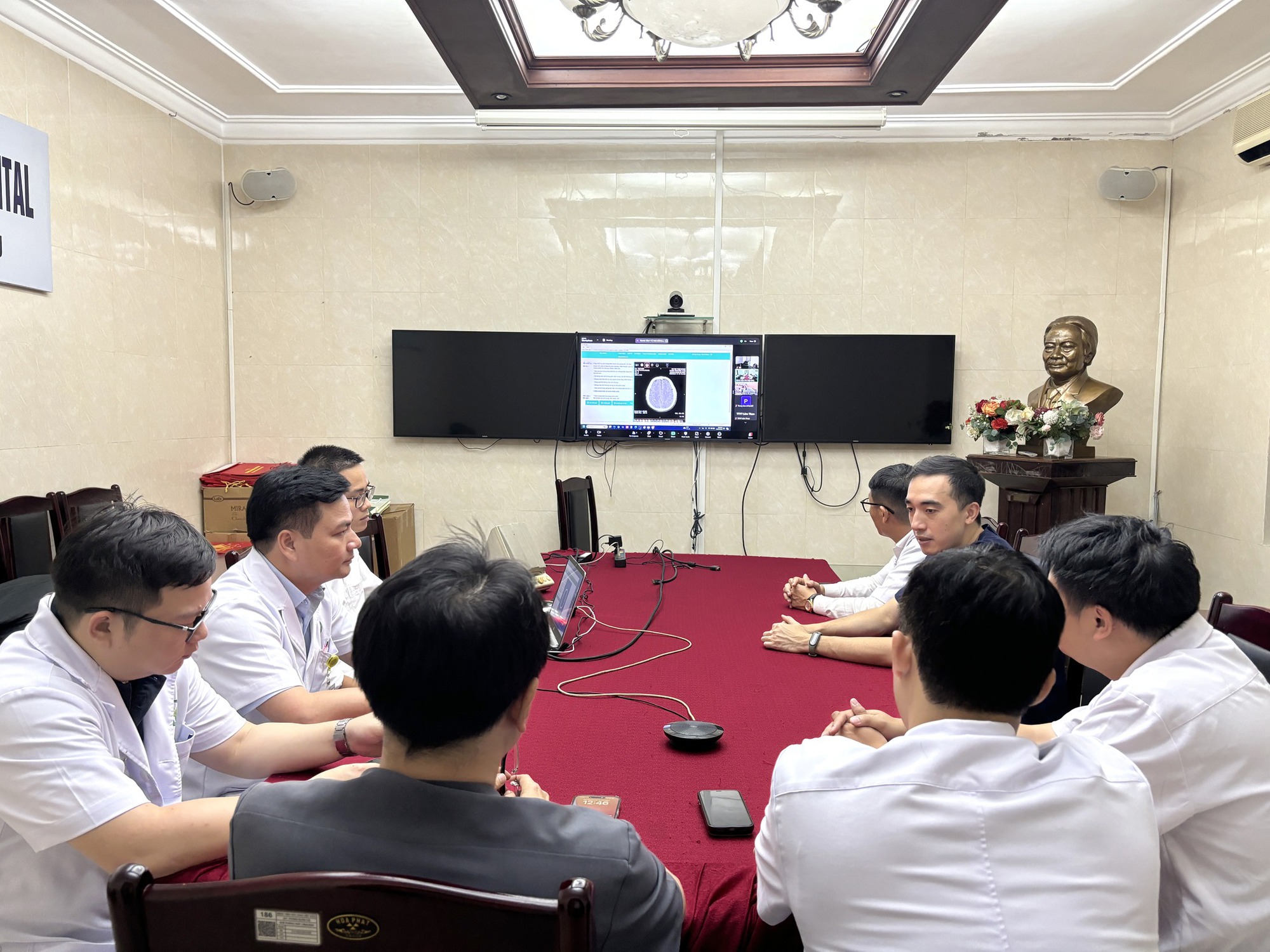 Vụ sập cầu Phong Châu, Phú Thọ: Nạn nhân được hội chẩn từ xa với bác sĩ Việt Đức- Ảnh 1. Vụ sập cầu Phong Châu, Phú Thọ: Nạn nhân được hội chẩn từ xa với bác sĩ Việt Đức- Ảnh 1.