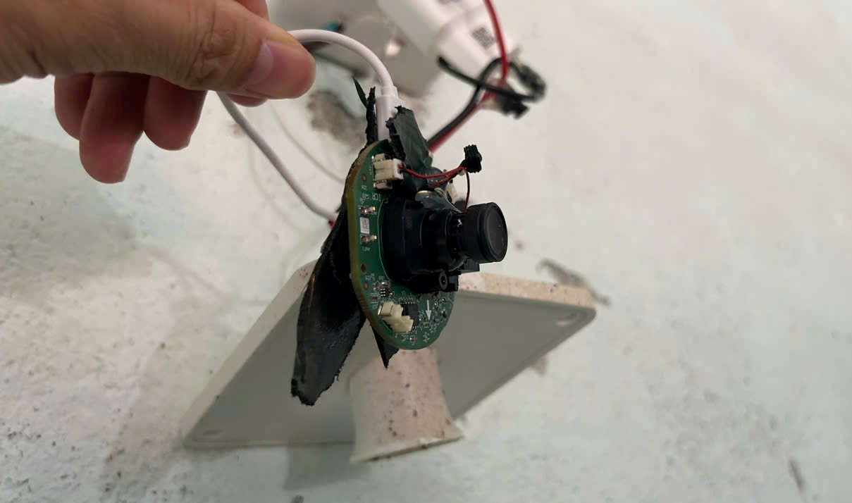 Phát hiện thiết bị nghi camera quay lén trong phòng tắm nữ sinh viên - Ảnh 1.