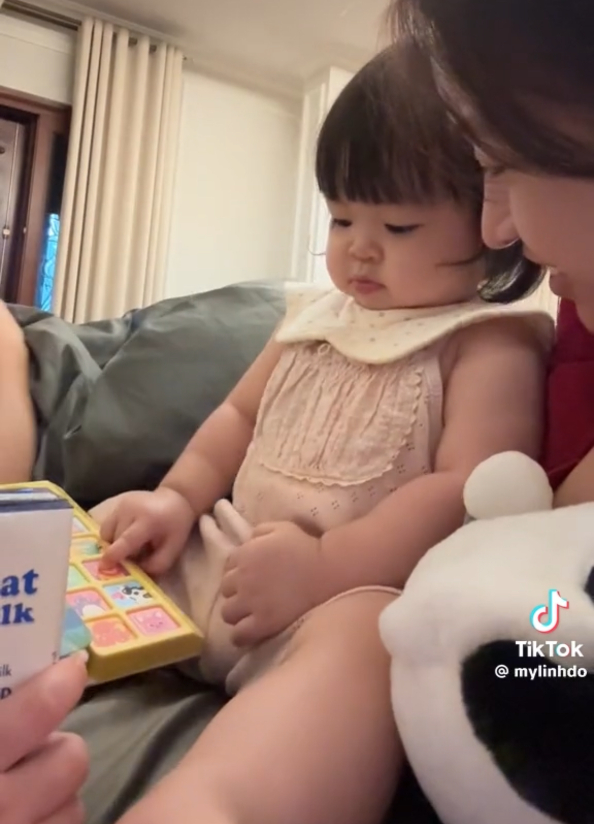 Hơn nửa triệu người vào xem ái nữ nhà Đỗ Mỹ Linh làm 1 hành động, bố đại gia cũng phải ngỡ ngàng- Ảnh 2. Hơn nửa triệu người vào xem ái nữ nhà Đỗ Mỹ Linh làm 1 hành động, bố đại gia cũng phải ngỡ ngàng- Ảnh 2.