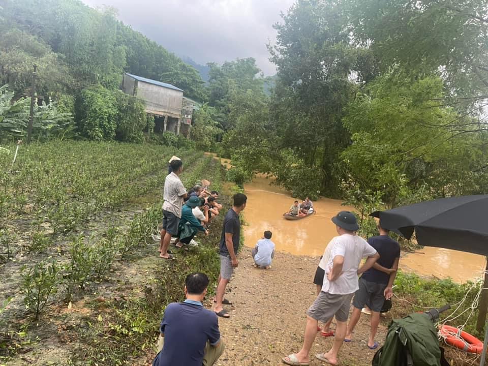 Hai bé trai bị lũ sau bão cuốn mất tích- Ảnh 1. Hai bé trai bị lũ sau bão cuốn mất tích- Ảnh 1.