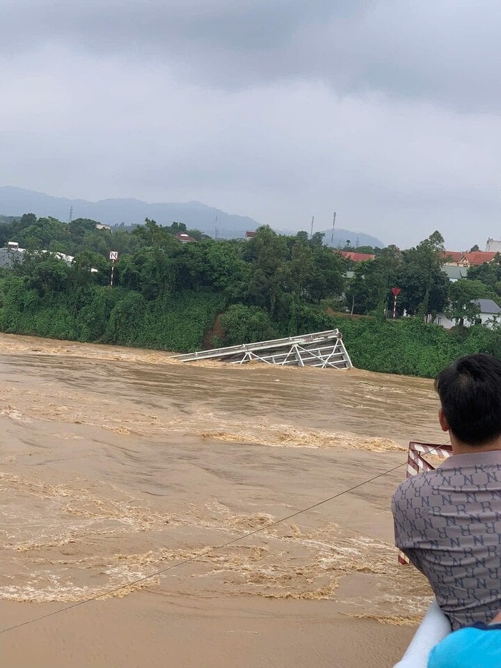 Sập cầu Phong Châu ở Phú Thọ, nhiều người và xe cộ rơi xuống sông- Ảnh 2.