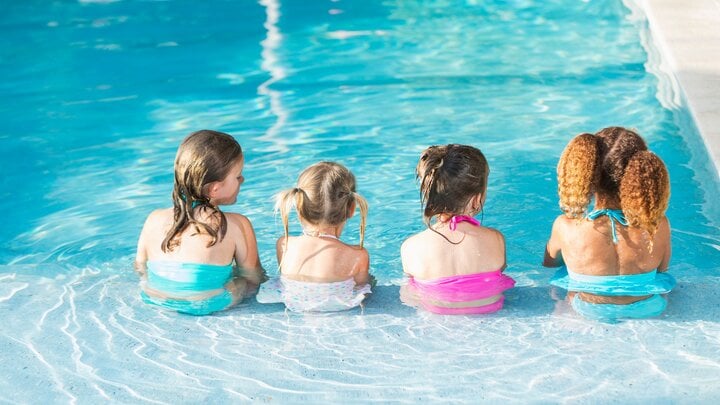 Mặc đồ bơi m&agrave;u n&agrave;o an to&agrave;n nhất?- Ảnh 2.